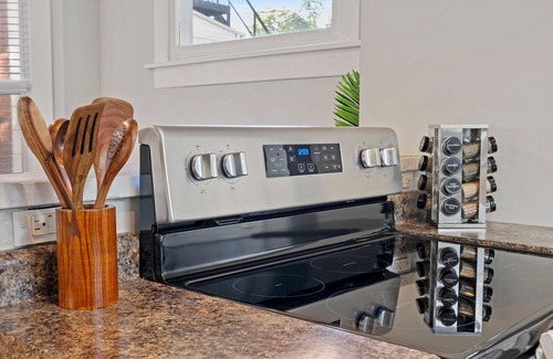 Old North Columbus House | Spacious 5-Bedroom Home w/Porch & Backyard – Near OSU & Old Crew Stadium!
