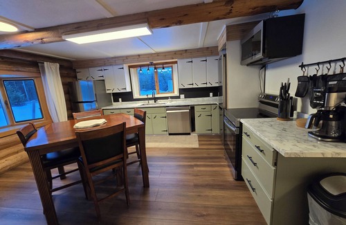 Telkwa House | Spacious 5-bedroom house in Smithers. 5 mins from downtown. lots of parking