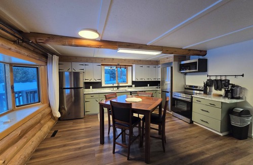 Telkwa House | Spacious 5-bedroom house in Smithers. 5 mins from downtown. lots of parking