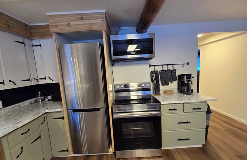 Telkwa House | Spacious 5-bedroom house in Smithers. 5 mins from downtown. lots of parking