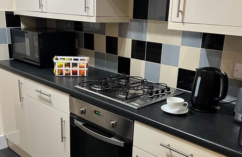 Watford House | Spacious 5 Bedroom House / 30 Mins to London