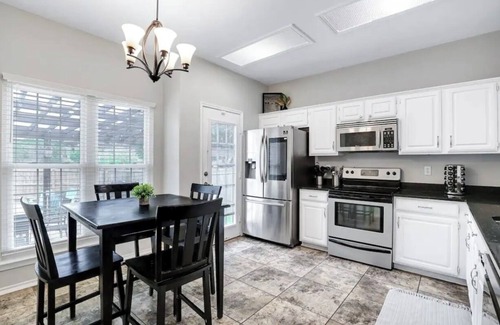 Live Oak House | Spacious 5-bedroom house with private pool in a central San Antonio location.
