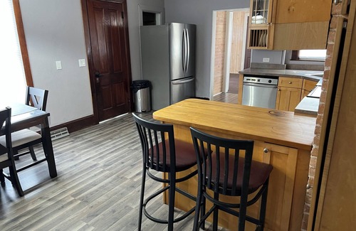 Kenosha House | Spacious 5-bedroom house in charming Kenosha with AC, WiFi