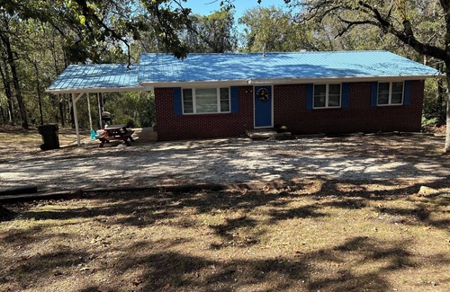 Jones Mills House | Spacious 5-bedroom house on quiet dead end road with AC, WiFi