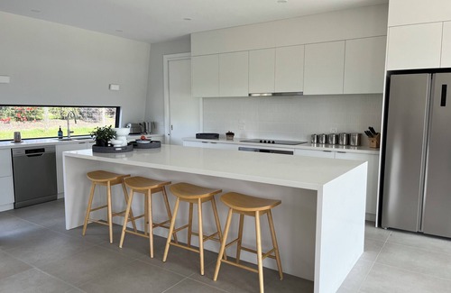 Metung House | Spacious 5 bedroom house with spa in Metung. Perfect for two families.