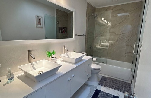 Town N County Park House | Spacious 5-bedroom house in brilliant Tampa with AC, WiFi