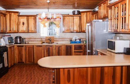 Black River House | Spacious 5-bedroom building in marvelous Black River with AC, WiFi