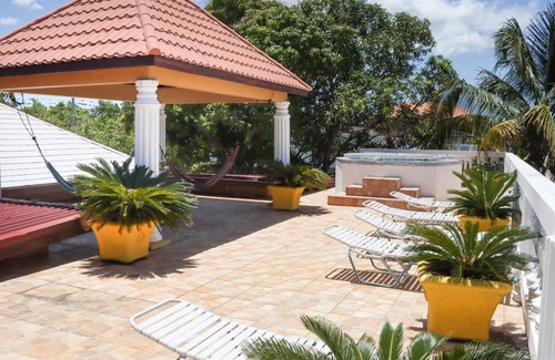 Black River House | Spacious 5-bedroom building in marvelous Black River with AC, WiFi