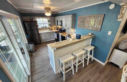 Lisbon House | Spacious 5-bedroom lake house in charming Hanoverton with hot tub, WiFi, AC