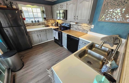 Lisbon House | Spacious 5-bedroom lake house in charming Hanoverton with hot tub, WiFi, AC