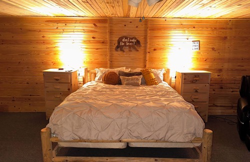Cookson Cabin | Spacious 5-bedroom lodge with boat trailer parking, @ Lake Tenkiller, in Cookson
