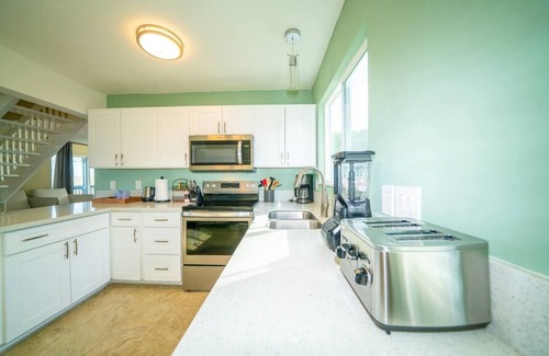 Punaluu House | Spacious 5 Bedroom Oceanfront Home in Oahu's Countryside