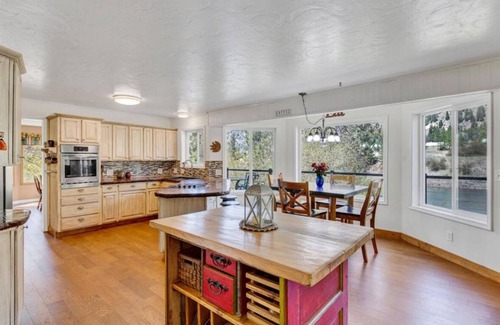 Superior House | Spacious 5 bedroom Riverfront Retreat Hot Tub, Sauna & Family Fun, WiFi & More!