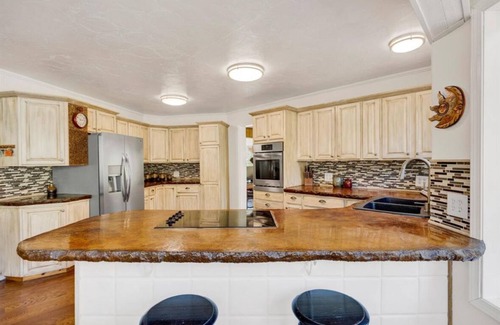 Superior House | Spacious 5 bedroom Riverfront Retreat Hot Tub, Sauna & Family Fun, WiFi & More!