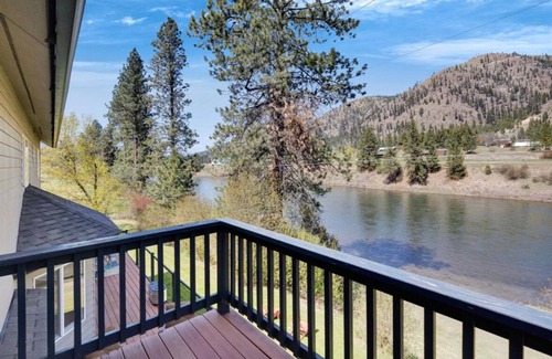 Superior House | Spacious 5 bedroom Riverfront Retreat Hot Tub, Sauna & Family Fun, WiFi & More!