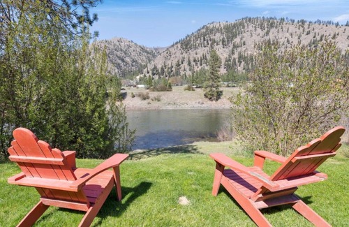 Superior House | Spacious 5 bedroom Riverfront Retreat Hot Tub, Sauna & Family Fun, WiFi & More!