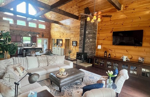 Cartersville House | Spacious 5-bedroom rustic retreat on 10 acres in charming Dallas