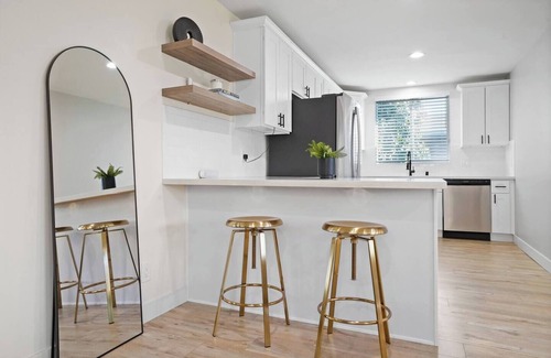 Los Angeles House | Spacious 5-bedroom Property with Private Outdoor Space + Putting Green