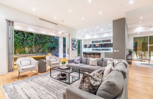 La Brea House | Spacious 5-bedroom Villa C, Pool & Spa
