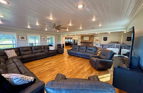 Wilburn Other | Spacious 5-bedroom farmhouse, Horse Drawn Wagon Rides, Fishing,Game Room