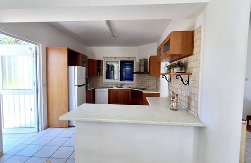 Chlorakas Villa | Spacious 5-bedroom villa 15-30m away from the sea