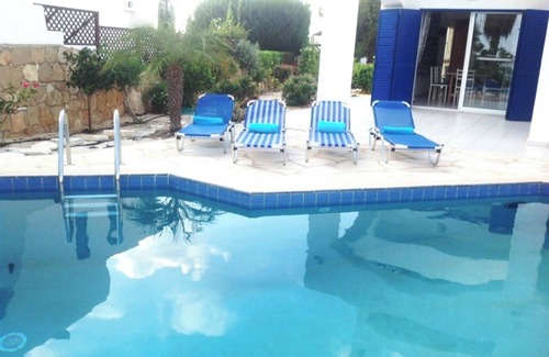 Chlorakas Villa | Spacious 5-bedroom villa 15-30m away from the sea