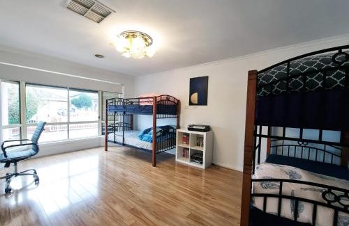 Sunshine West House | Spacious 5 bedrooms house
