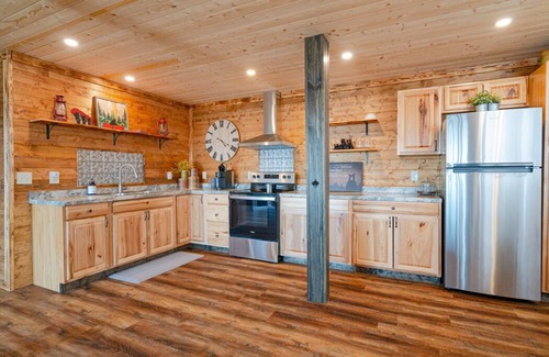Indian Rock Springs Cabin | Spacious 5 BR Cabin Stunning Mountain View w HOT TUB