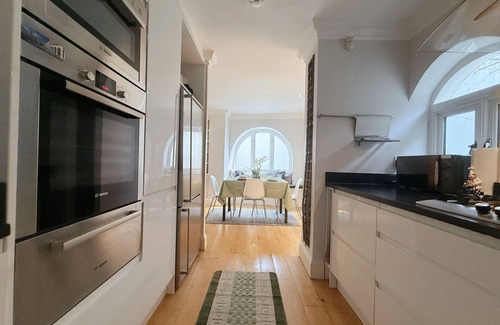 Warwick Apartment | Spacious 5-Story Central London Townhouse | Cozy Home Near Victoria Station