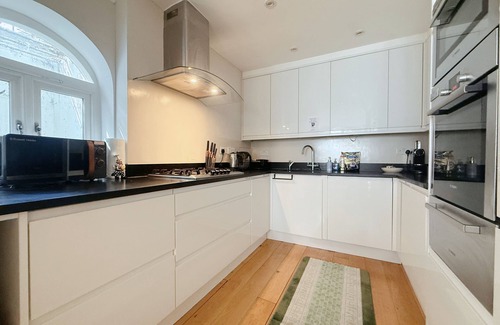 Warwick Apartment | Spacious 5-Story Central London Townhouse | Cozy Home Near Victoria Station