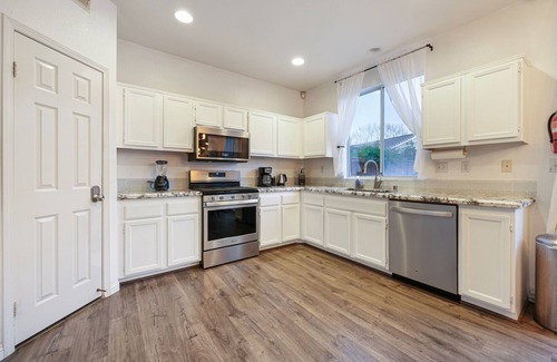 Ivey Ranch - Rancho Del Oro House | Spacious 5BR, 4 Bath With Hot Tub & Pool Table Only 5 Mi to Beach