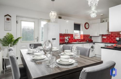 Openshaw House | Spacious 5BR - Coop Live & Etihad - Pool Table