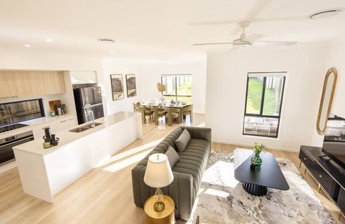 Sunnybank House | Spacious 5BR Home in Heart of Sunnybank |Sleeps 10