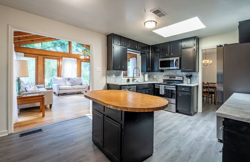 Marietta House | Spacious 5BR Near Truist Park With A Pool Table