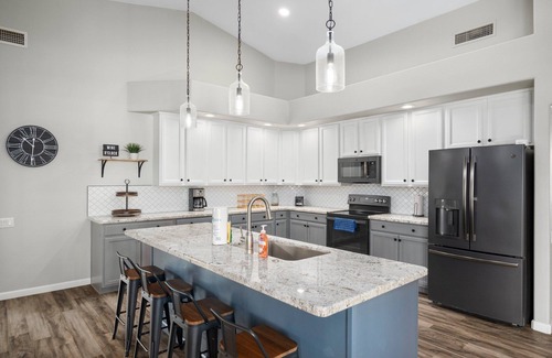 Stetson Hills State House | Spacious 5BR w/Pool, Spa, Putting Green, 2 King Suites + Golf Nearby