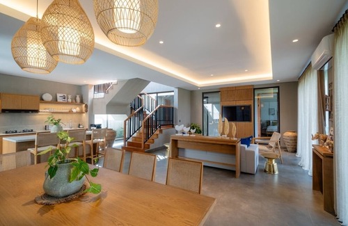 Melayang Villa | Spacious, 5BRvilla with a Rice Field View in Ubud