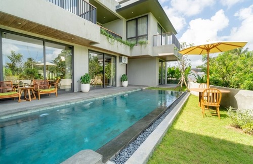 Melayang Villa | Spacious, 5BRvilla with a Rice Field View in Ubud