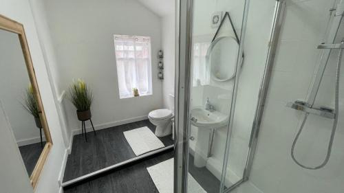 Seisdon House | Spacious 6 Bed Home Near City & Albion Stadium Perfect for Contractors!