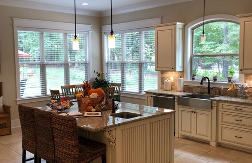 Starkville House | Spacious 6 Bedroom - 5 miles to Miss State - Home Away From Home!