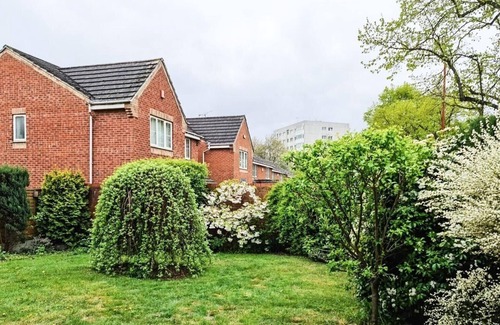 Stonnall House | Spacious 6 Bedroom House Near City Centre