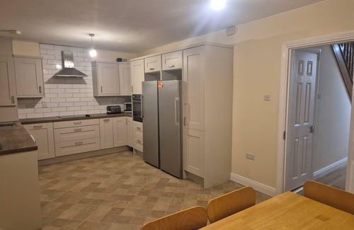 Annacotty House | Spacious 6-bedroom house in charming Limerick with WiFi