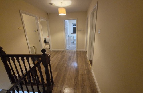 Annacotty House | Spacious 6-bedroom house in charming Limerick with WiFi