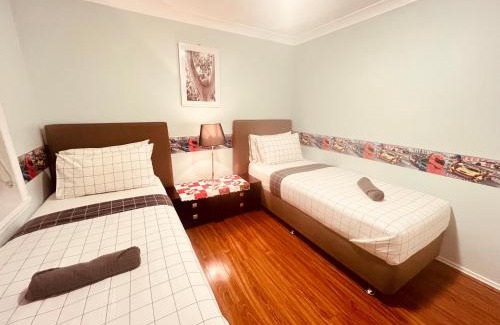 Sydenham House | Spacious 6 Bedroom Holiday Home 15 Min Away From Melbourne Airport