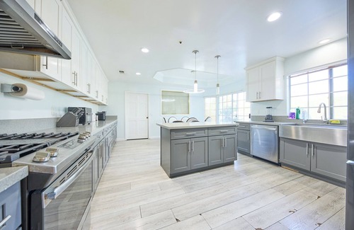 Alhambra House | Spacious 6 bedroom house with pool