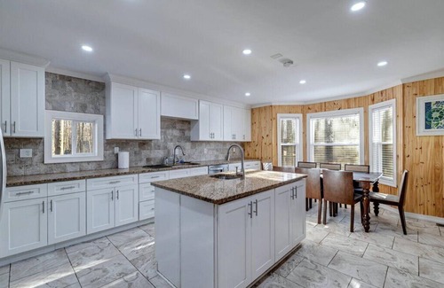 Pocono Lake House | Spacious 6 Bedroom Pocono Retreat by the Lake