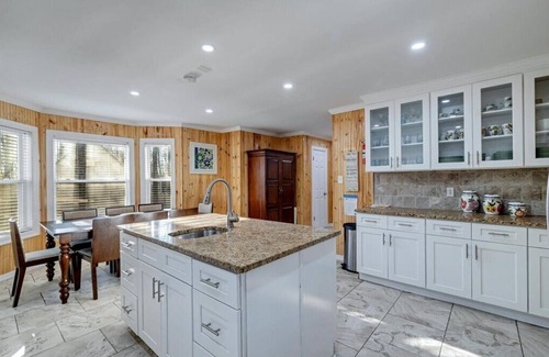 Pocono Lake House | Spacious 6 Bedroom Pocono Retreat by the Lake