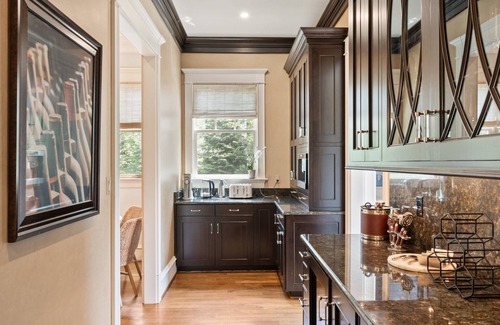 Jefferson Manor House | Spacious 7-bedroom house with water views, AC, Heat, WiFi in charming Alexandria