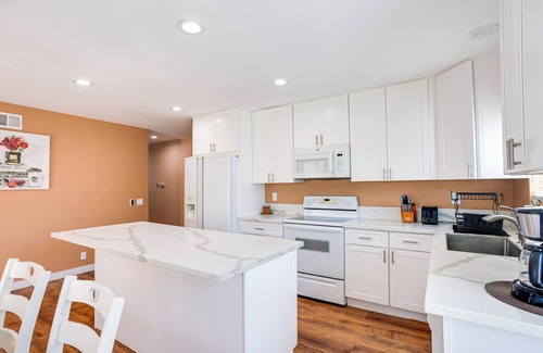East Grove House | Spacious 7-bedroom house in quiet neighborhood