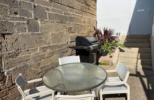 Hamilton House | Spacious 7-bedroom house with WiFi, AC in beautiful Hamilton