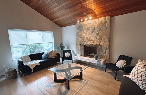 Fraserview House | Spacious 8 bedroom house in Vancouver with jacuzzi, free parking and fast wifi